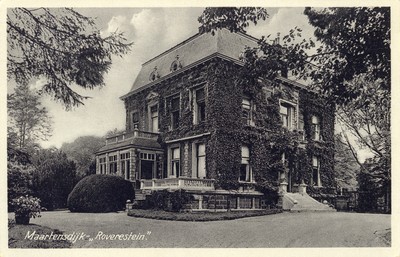 13701 Gezicht op de linker- en voorgevel van het landhuis Rovérestein met omringend park (Maartensdijkseweg 5) te De Bilt.